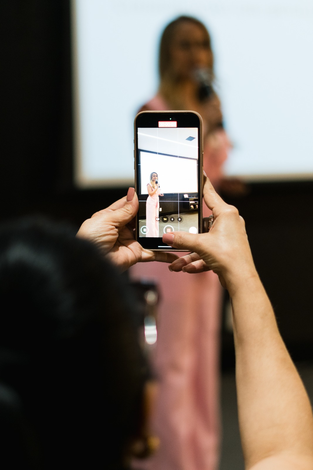 Apresentação de Carla Pires vista pela câmera de uma participante