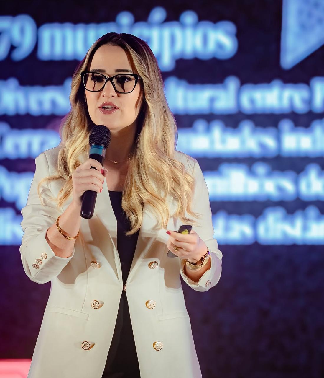 Carla Pires durante uma palestra